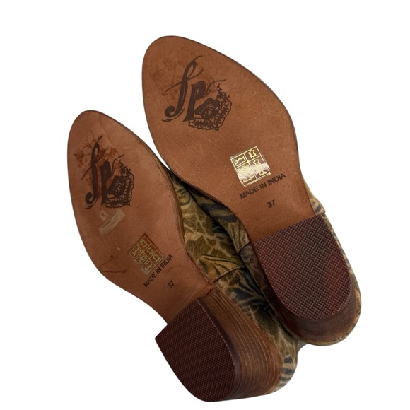 NWOT FREE PEOPLE Women’s Sz 37 Animal Print Charm Double V Western Suede Booties - Picture 16 of 16